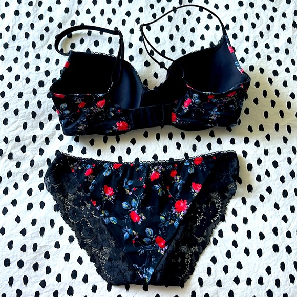 Victoria Secret Bra/Panty Set - Picture 2 of 4